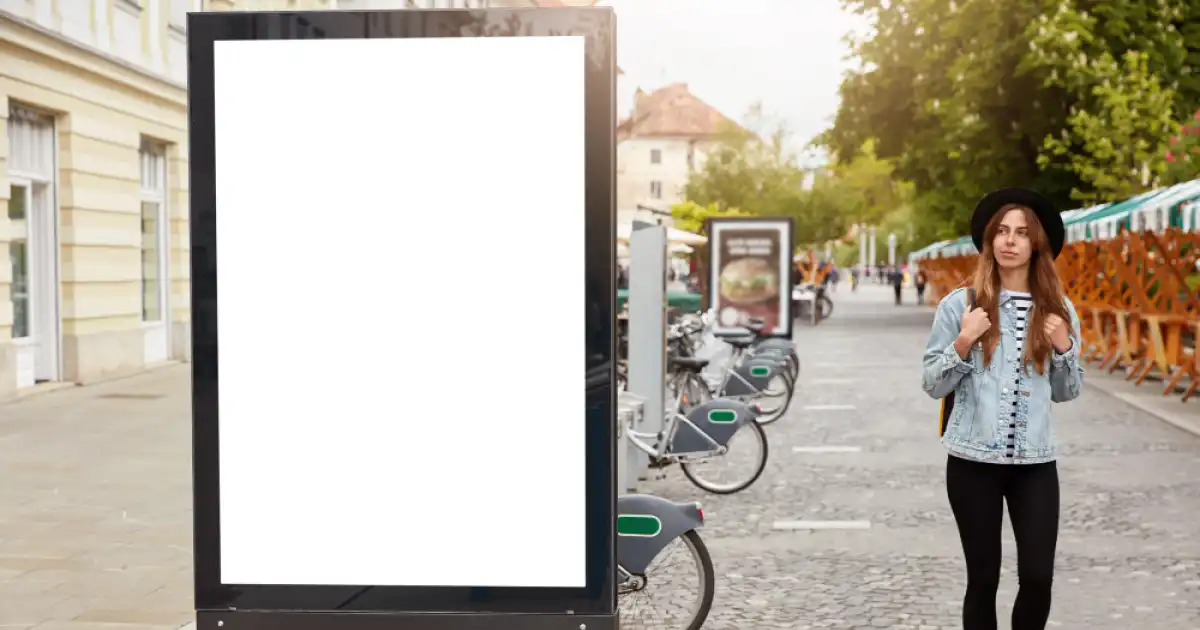 Czym różni się DOOH od tradycyjnego OOH? Porównanie cyfrowych i klasycznych nośników reklamowych