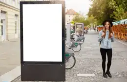 Czym różni się DOOH od tradycyjnego OOH? Porównanie cyfrowych i klasycznych nośników reklamowych